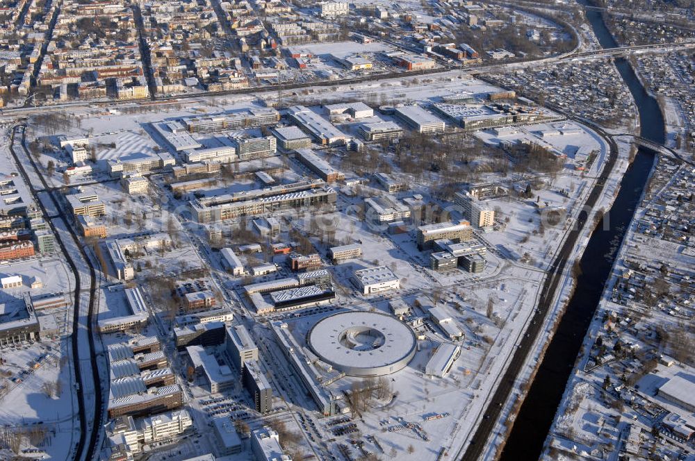 Aerial photograph Berlin - Blick auf das schneebedeckte winterliche Gelände des Elektronen- Speicherring BESSY der einzigen deutschen Synchrotronstrahlungsquelle der dritten Generation in Berlin-Köpenick. Die Berliner Elektronenspeicherring-Gesellschaft für Synchrotronstrahlung (BESSY) stellt diese Synchrotronstrahlung für die internationale Forschung und Industrie bereit. Adresse: Berliner Elektronenspeicherring-Gesellschaft für Synchrotronstrahlung m.b.H., Albert-Einstein-Str. 15, 12489 Berlin, Tel. +49 (0)30 63 92 29 99, Fax +49 (0)30 63 92 29 90,