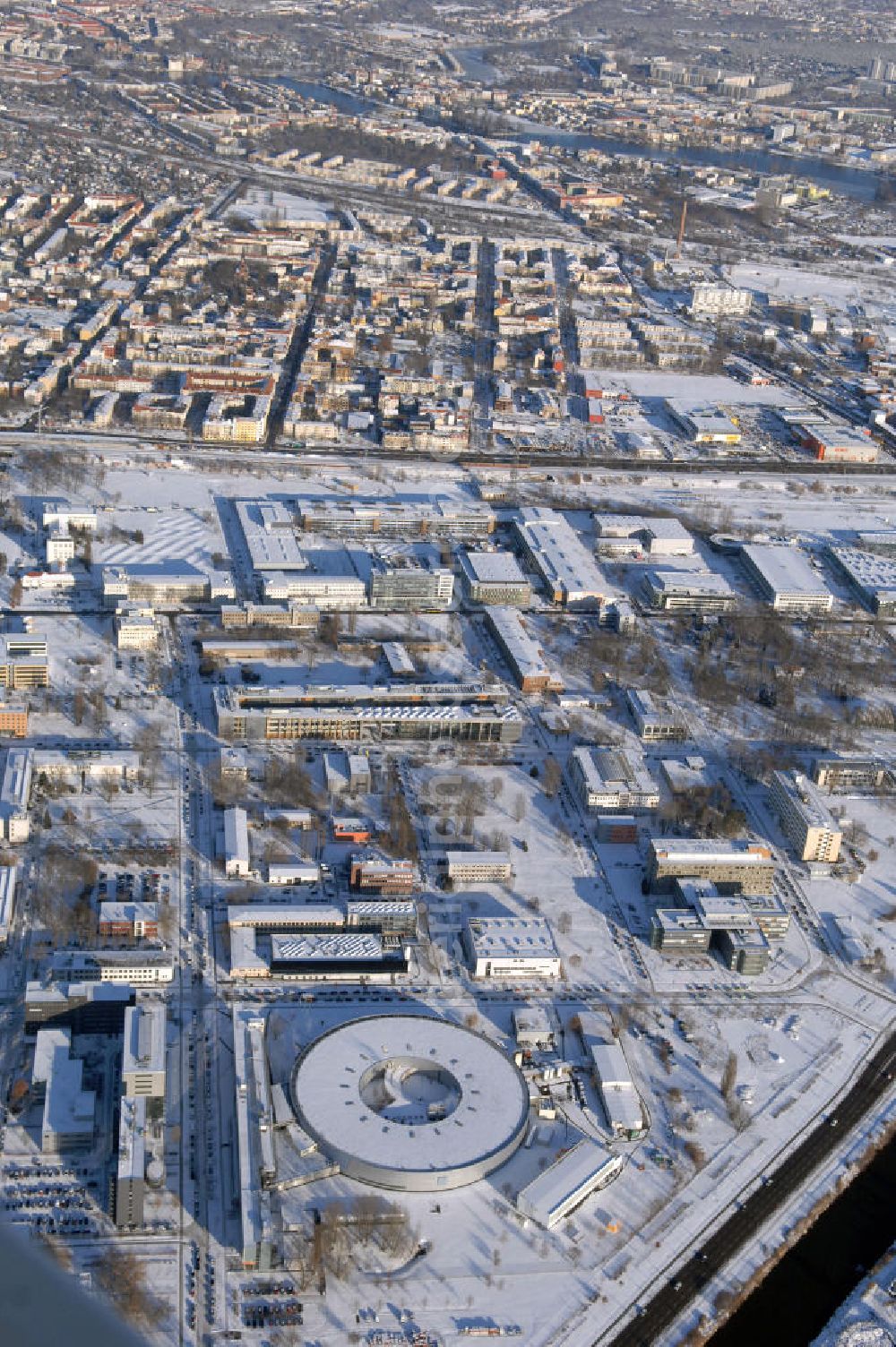 Berlin from above - Blick auf das schneebedeckte winterliche Gelände des Elektronen- Speicherring BESSY der einzigen deutschen Synchrotronstrahlungsquelle der dritten Generation in Berlin-Köpenick. Die Berliner Elektronenspeicherring-Gesellschaft für Synchrotronstrahlung (BESSY) stellt diese Synchrotronstrahlung für die internationale Forschung und Industrie bereit. Adresse: Berliner Elektronenspeicherring-Gesellschaft für Synchrotronstrahlung m.b.H., Albert-Einstein-Str. 15, 12489 Berlin, Tel. +49 (0)30 63 92 29 99, Fax +49 (0)30 63 92 29 90,