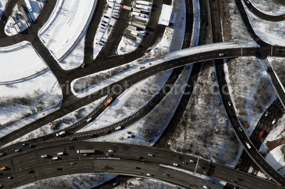 Berlin from above - Blick auf den winterlich verschneiten Schnellstraßen und Stadtautobahnbereich am Messegelände / ICC in Berlin-Charlottenburg.