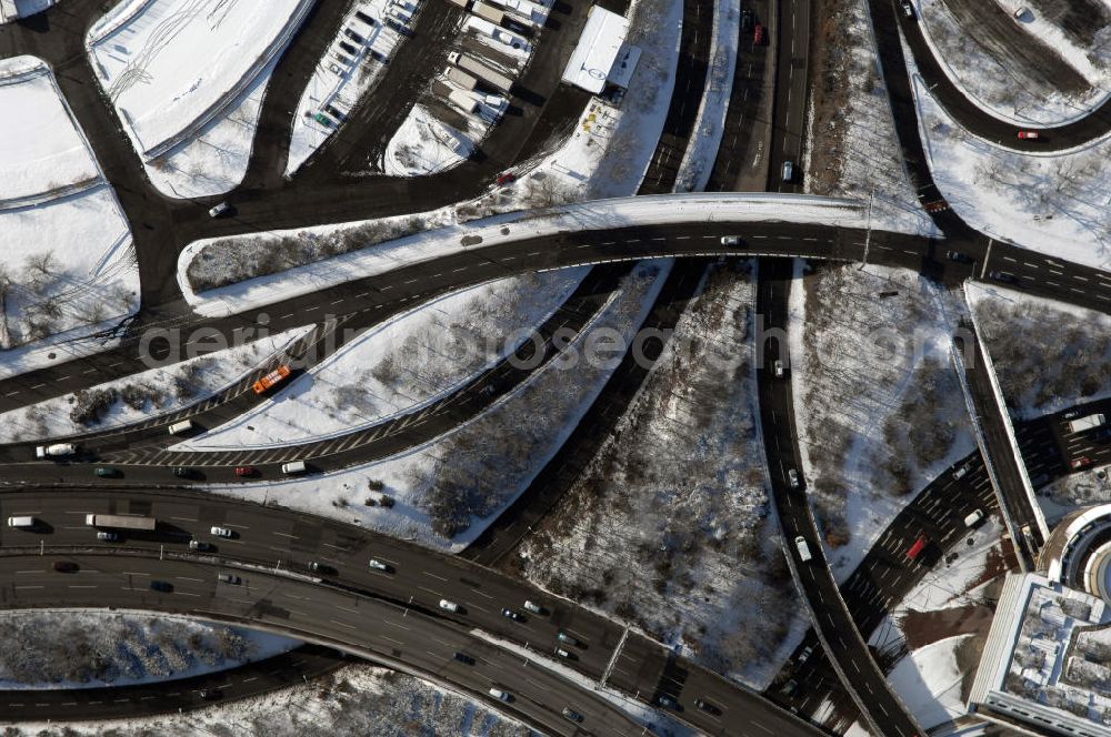 Berlin from the bird's eye view: Blick auf den winterlich verschneiten Schnellstraßen und Stadtautobahnbereich am Messegelände / ICC in Berlin-Charlottenburg.