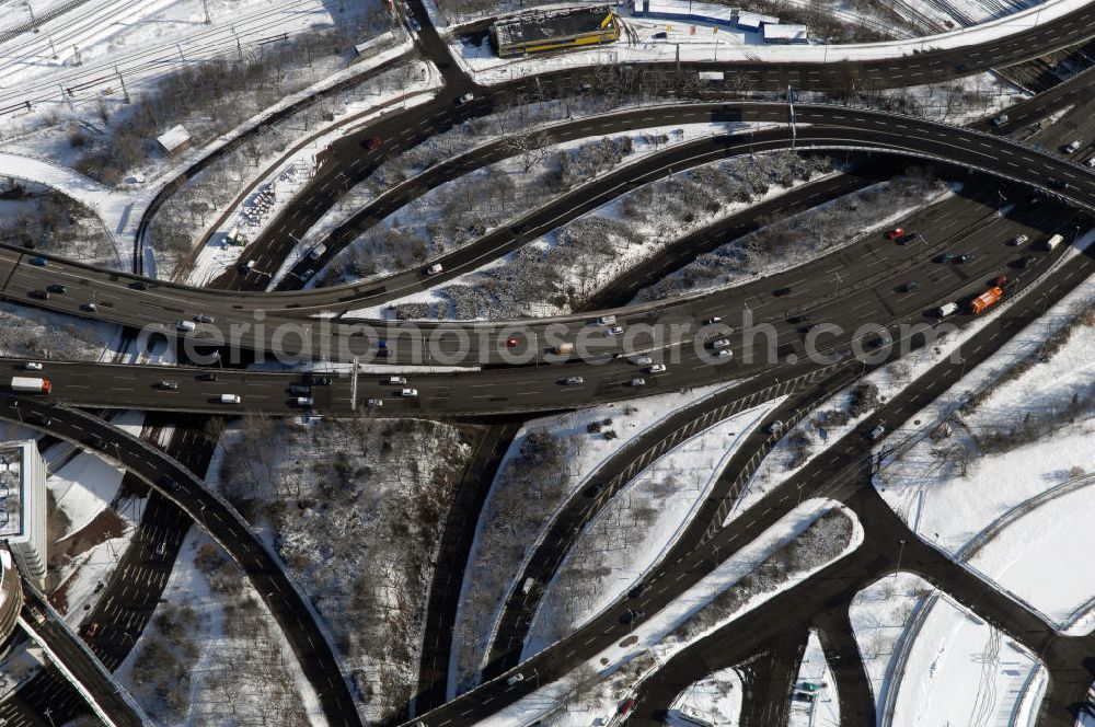 Aerial image Berlin - Blick auf den winterlich verschneiten Schnellstraßen und Stadtautobahnbereich am Messegelände / ICC in Berlin-Charlottenburg.