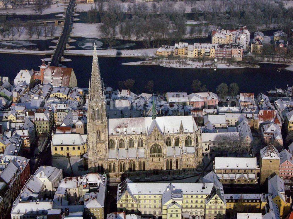 Regensburg / Bayern from above - 15.01.2006 Regensburg: Die Kathedrale St. Peter ist das geistliche Herz des Bistums. Sie ist der weit sichtbare Mittelpunkt der Stadt Regensburg und ein überragendes Zeugnis der Gotik in Bayern. Bischöfliches Ordinariat Regensburg; Niedermünstergasse 1; 93047 Regensburg; Telefon: 0941/597-01; Fax: 0941/597-1055; E-Mail: info@bistum-regensburg.de;