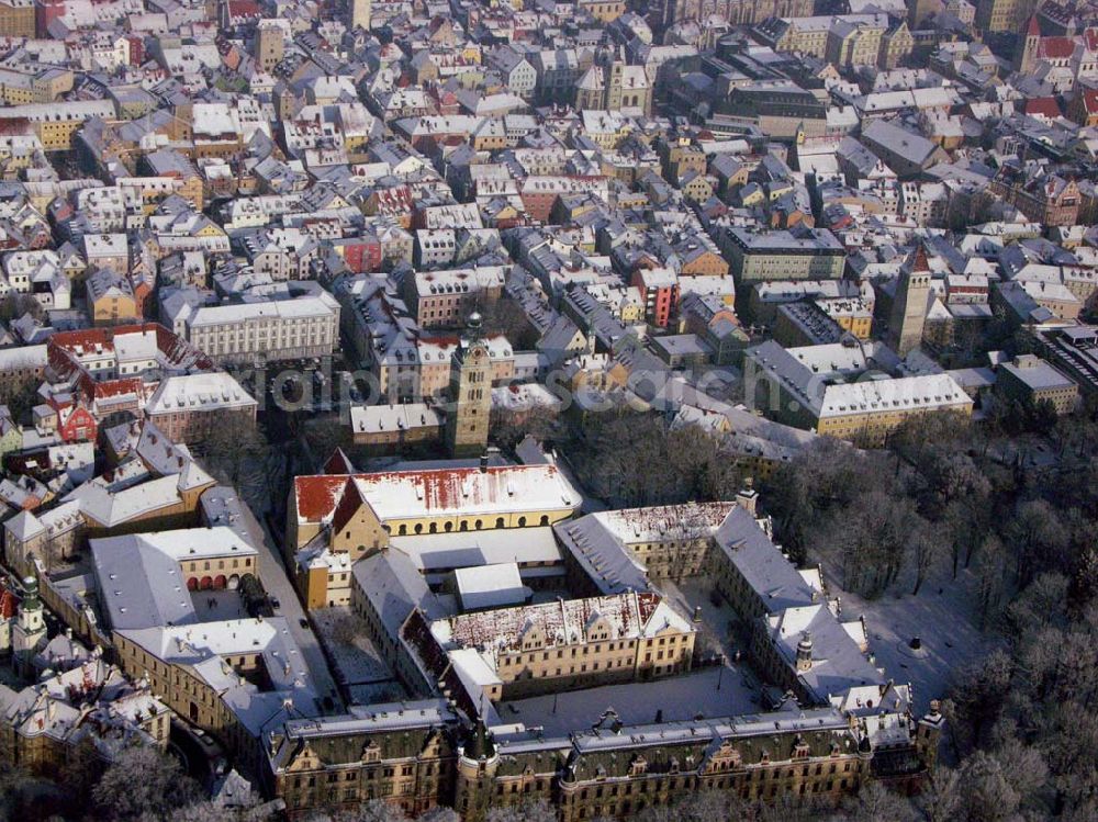 Aerial image Regensburg / Bayern - : Fürstliches Ambiente bietet das Schloss Thurn und Taxis / Schloss St. Emmeram.Man kann die Museen besuchen und in den prunkvollsten Räumlichkeiten des Schlosses feiern. Schlossverwaltung 93047 Regensburg; Emmeramsplatz 5; Tel.: 0941 / 50 48 – 184; Fax: 0941 / 50 48 – 161; E-Mail: wbrandl@thurnundtaxis.de