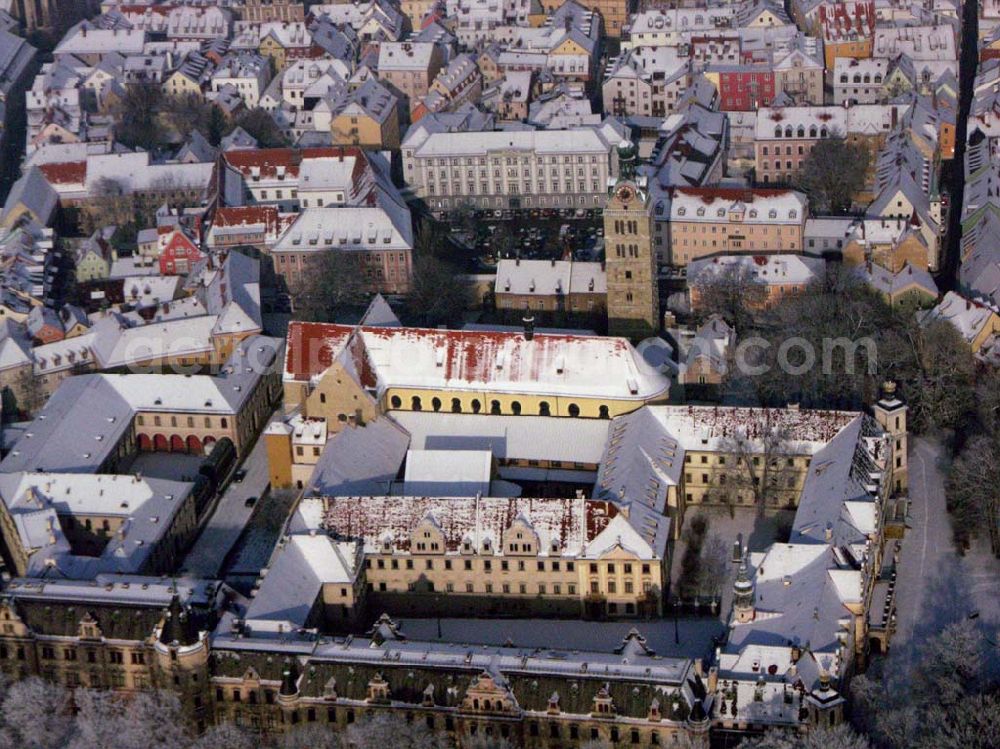 Regensburg / Bayern from above - : Fürstliches Ambiente bietet das Schloss Thurn und Taxis / Schloss St. Emmeram.Man kann die Museen besuchen und in den prunkvollsten Räumlichkeiten des Schlosses feiern. Schlossverwaltung 93047 Regensburg; Emmeramsplatz 5; Tel.: 0941 / 50 48 – 184; Fax: 0941 / 50 48 – 161; E-Mail: wbrandl@thurnundtaxis.de