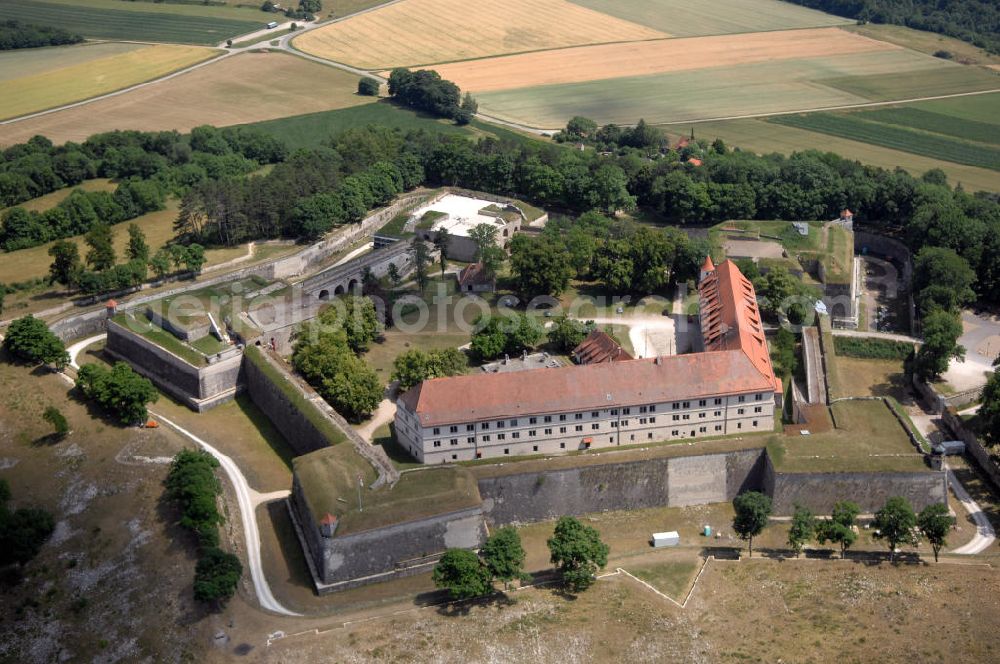 Weißenburg from above - Blick auf die Wülzburg als Ortsteil von Weißenburg. Das Gebäude auf der mit 650 Meter höchsten Bergkuppe der südlichen Frankenalb war ursprünglich ein Benediktinerkloster St. Petrus und Paulus zu Wülzburg. Es wurde 1588 vom Bauherrn Markgraf Georg Friedrich von Brandenburg-Ansbach und -Kulmbach in eine Festung umgewandelt. Seit 1882 ist die Festung in Besitz der Stadt Weißenburg. Im Ersten Weltkrieg wurde die Wülzburg als Kriegsgefangenenlager genutzt, während des Zweiten Weltkrieges war sie ein Internierungslager, danach ein Massen-Flüchtlingslager. Heute beheimatet der Schlossbau u. a. eine Schule mit Internat für soziale Frauenberufe, die inzwischen von den Rummelsberger Anstalten geleitet wird.