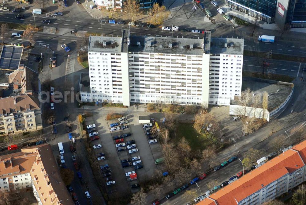 Berlin - Seglitz from above - Blick auf das Wohn- und Geschäftshaus an der Hauptstrasse 92 in 12159 Berlin, Sitz der Firma Dietmar Nippgen Bootsbeschläge und Zubehör (Inh. Ralf Selbmann).