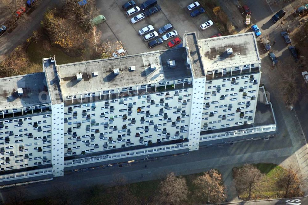 Berlin - Seglitz from the bird's eye view: Blick auf das Wohn- und Geschäftshaus an der Hauptstrasse 92 in 12159 Berlin, Sitz der Firma Dietmar Nippgen Bootsbeschläge und Zubehör (Inh. Ralf Selbmann).