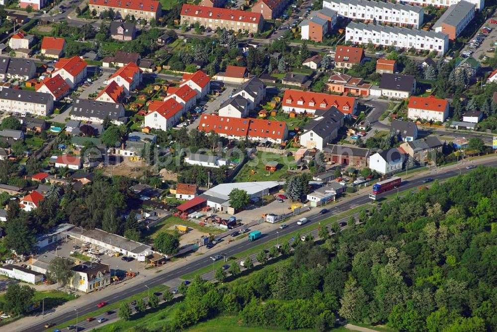 Berlin from above - Blick auf das Wohn- und Gewerbegebiet Biesdorf-Süd an der B1.