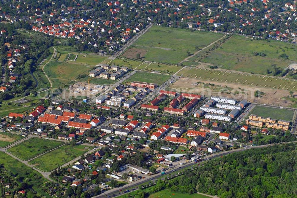 Berlin from the bird's eye view: Blick auf das Wohn- und Gewerbegebiet Biesdorf-Süd an der B1.