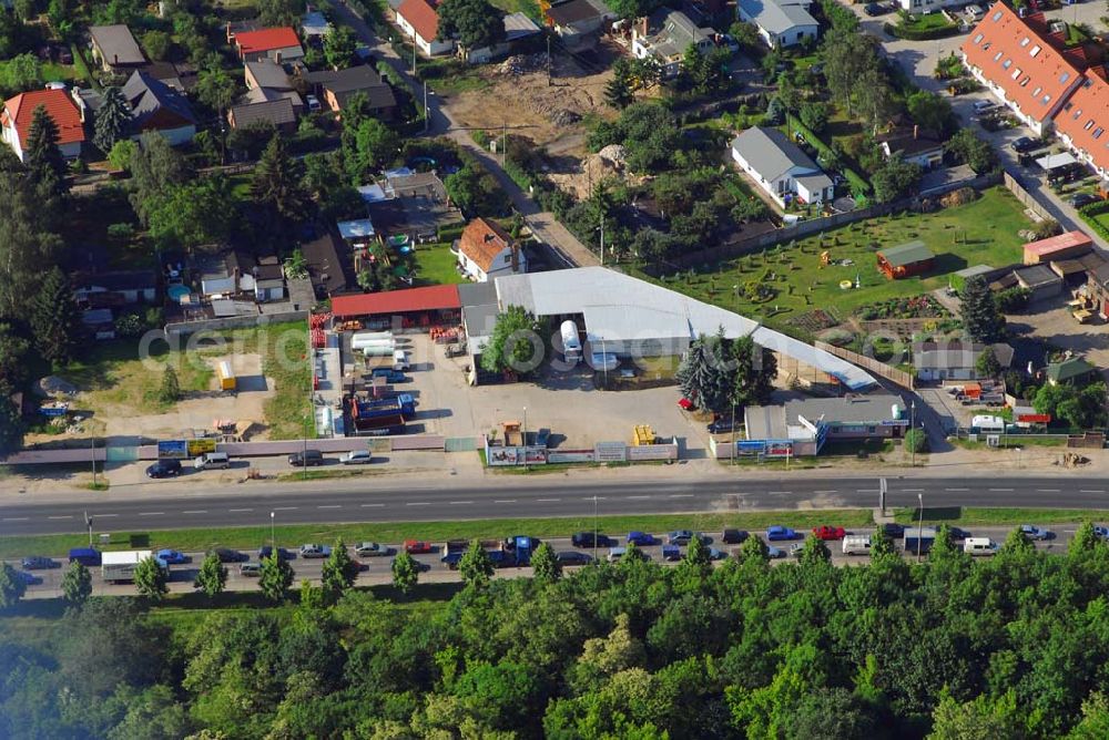 Aerial photograph Berlin - Blick auf das Wohn- und Gewerbegebiet Biesdorf-Süd an der B1.