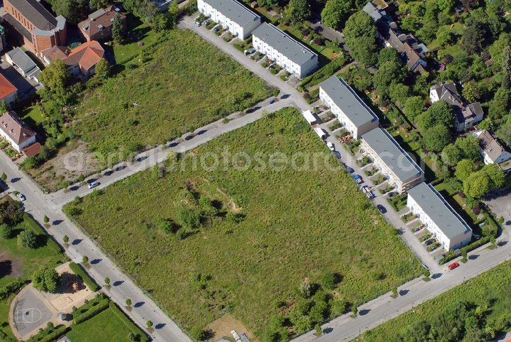 Aerial photograph Berlin-Dahlem - Blick auf die Wohnanlage an der Königin-Luise-Strasse in Berlin Dahlem der cds Wohnbau Berlin GmbH