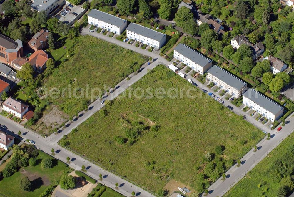 Berlin-Dahlem from the bird's eye view: Blick auf die Wohnanlage an der Königin-Luise-Strasse in Berlin Dahlem der cds Wohnbau Berlin GmbH