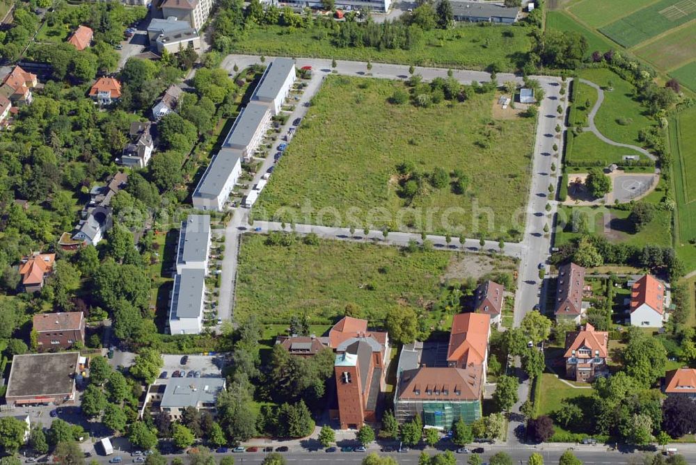 Aerial photograph Berlin-Dahlem - Blick auf die Wohnanlage an der Königin-Luise-Strasse in Berlin Dahlem der cds Wohnbau Berlin GmbH