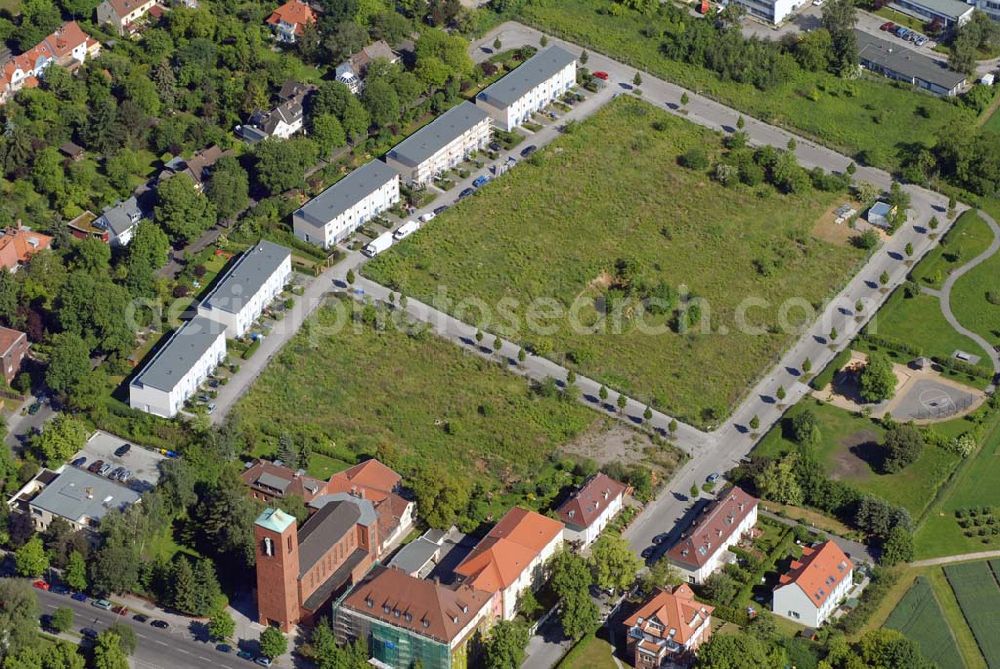 Berlin-Dahlem from the bird's eye view: Blick auf die Wohnanlage an der Königin-Luise-Strasse in Berlin Dahlem der cds Wohnbau Berlin GmbH