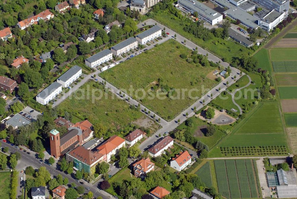 Aerial image Berlin-Dahlem - Blick auf die Wohnanlage an der Königin-Luise-Strasse in Berlin Dahlem der cds Wohnbau Berlin GmbH