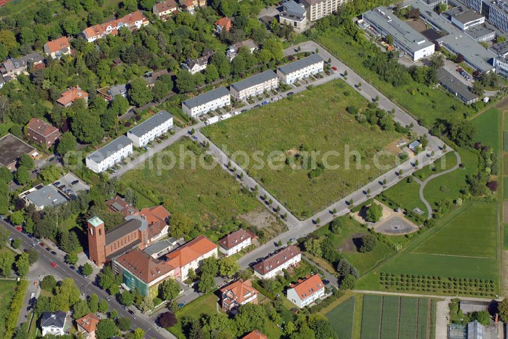 Aerial photograph Berlin-Dahlem - Blick auf die Wohnanlage an der Königin-Luise-Strasse in Berlin Dahlem der cds Wohnbau Berlin GmbH