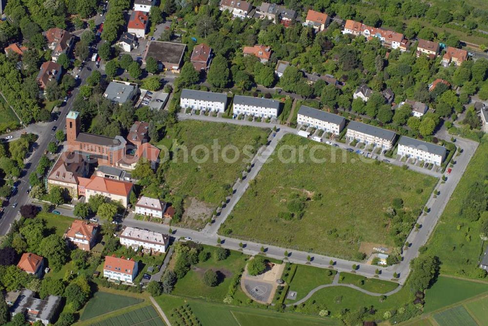 Berlin-Dahlem from the bird's eye view: Blick auf die Wohnanlage an der Königin-Luise-Strasse in Berlin Dahlem der cds Wohnbau Berlin GmbH