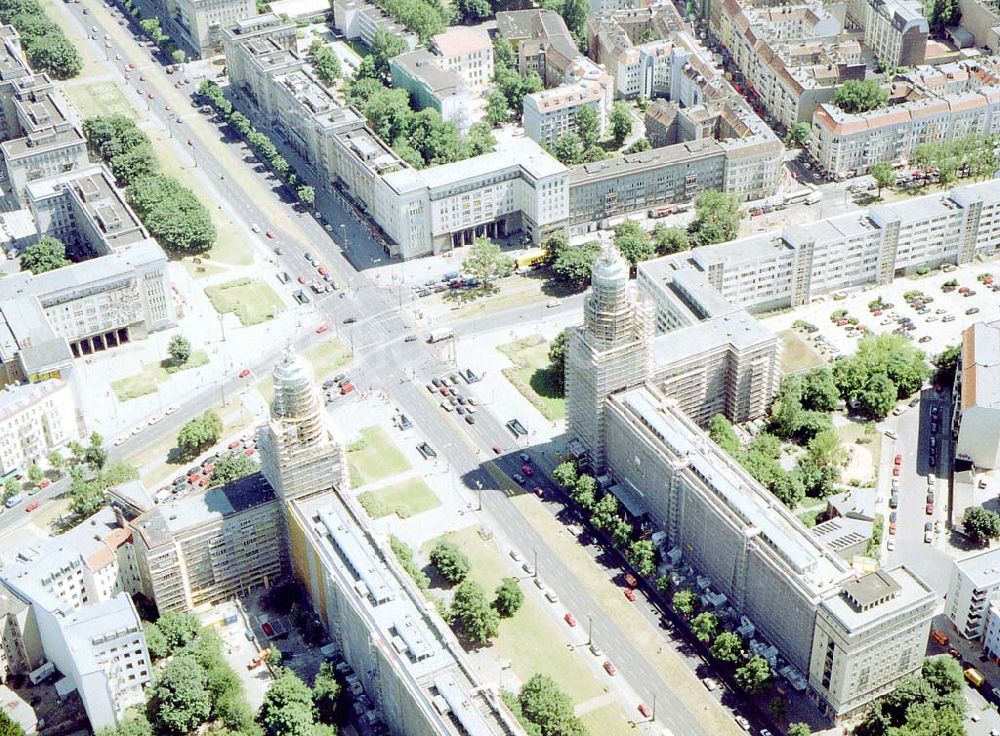 Berlin - Friedrichshain from the bird's eye view: Blick auf den Wohnbereich am Frankfurter Tor / Karl-Marx-Allee mit den beiden in Rekonstruktion befindlichen Wohnhaustürmen des Architekten Henselmann.