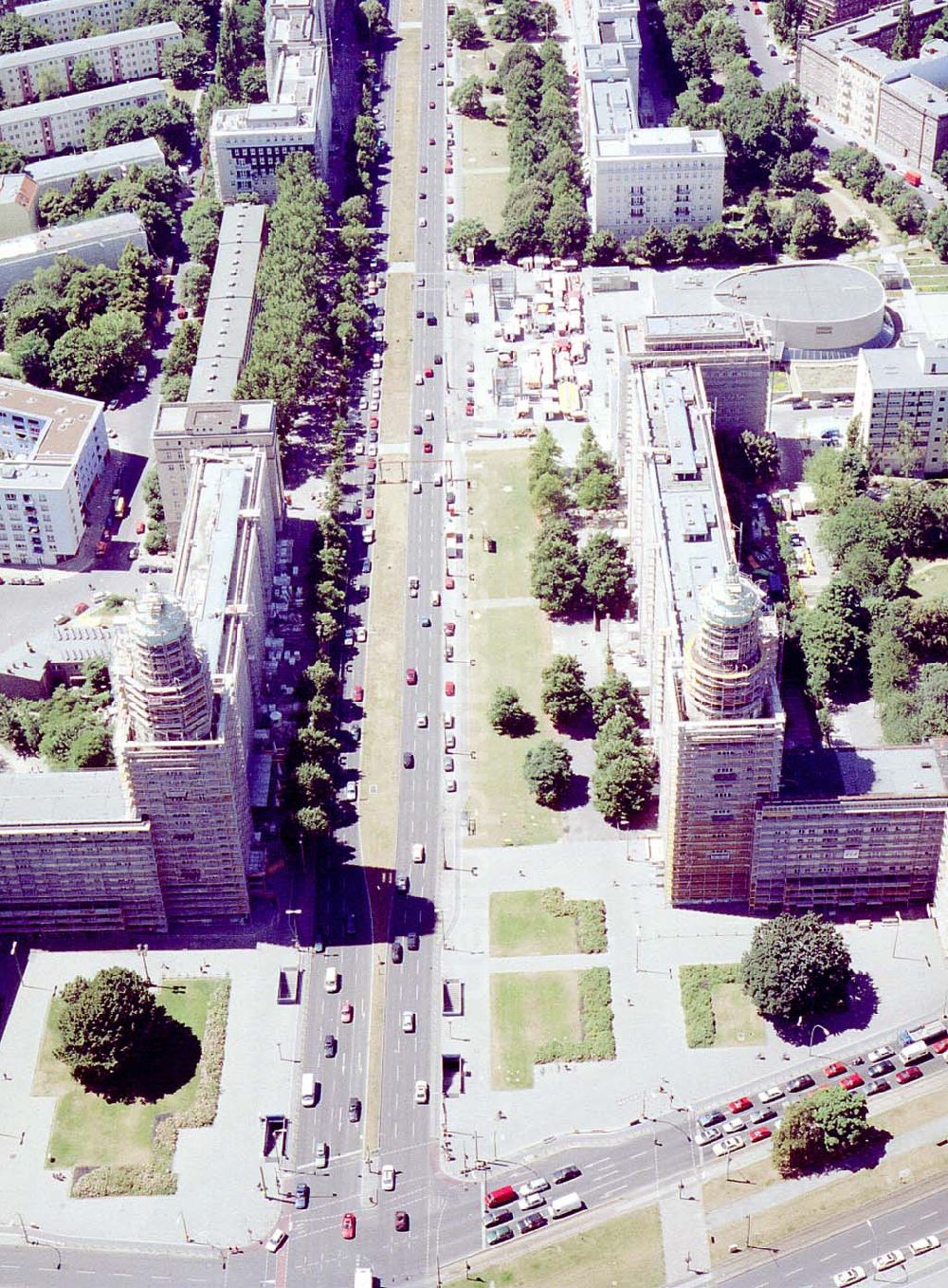 Aerial photograph Berlin - Friedrichshain - Blick auf den Wohnbereich am Frankfurter Tor / Karl-Marx-Allee mit den beiden in Rekonstruktion befindlichen Wohnhaustürmen des Architekten Henselmann.