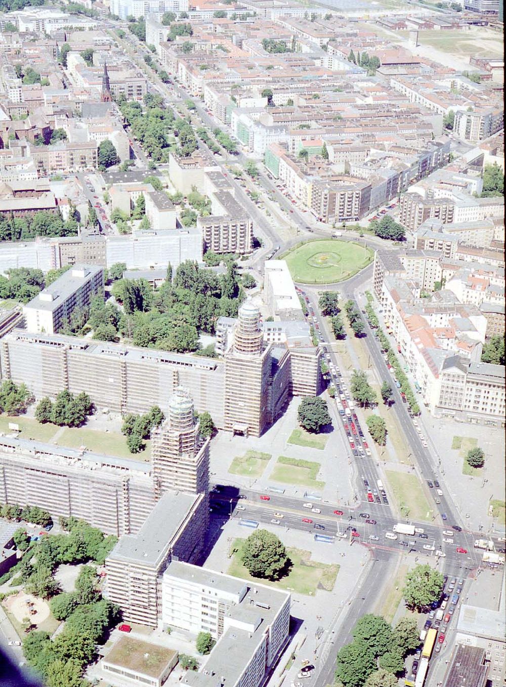 Berlin - Friedrichshain from above - Blick auf den Wohnbereich am Frankfurter Tor / Karl-Marx-Allee mit den beiden in Rekonstruktion befindlichen Wohnhaustürmen des Architekten Henselmann.