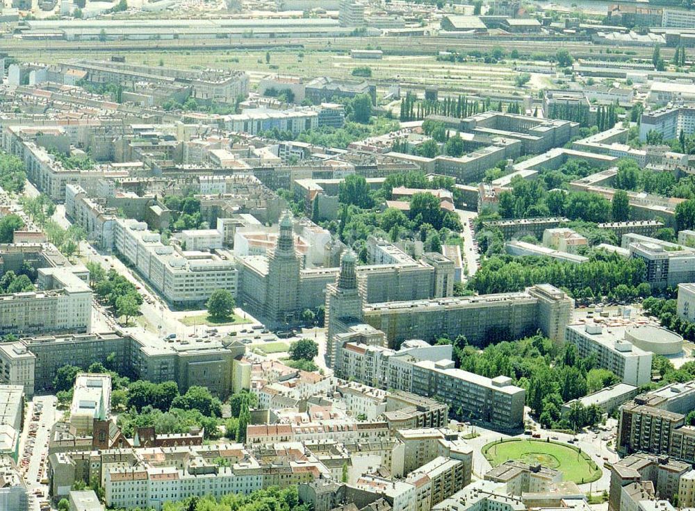 Aerial image Berlin - Friedrichshain - Blick auf den Wohnbereich am Frankfurter Tor / Karl-Marx-Allee mit den beiden in Rekonstruktion befindlichen Wohnhaustürmen des Architekten Henselmann.