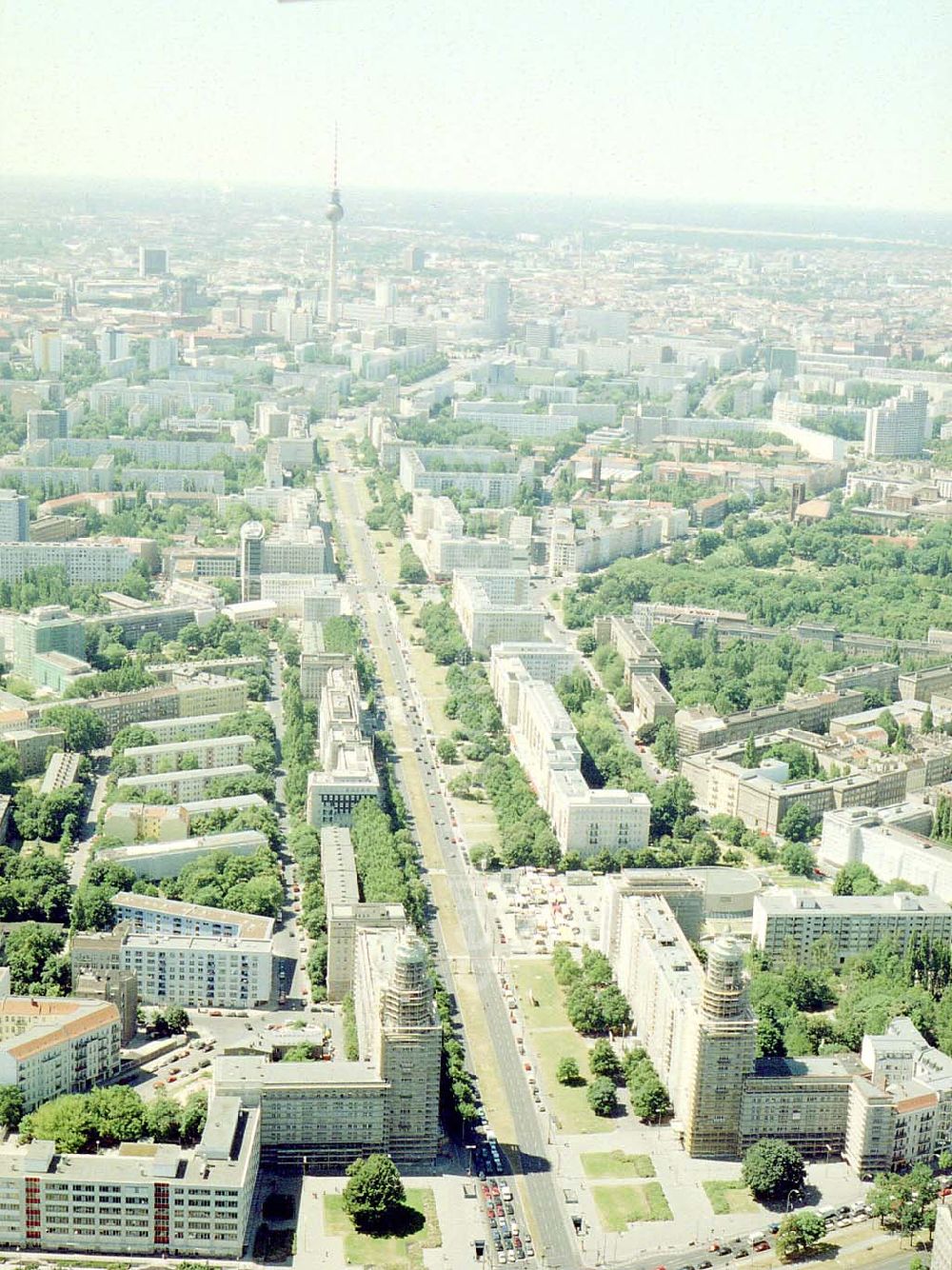 Berlin - Friedrichshain from above - Blick auf den Wohnbereich am Frankfurter Tor / Karl-Marx-Allee mit den beiden in Rekonstruktion befindlichen Wohnhaustürmen des Architekten Henselmann.