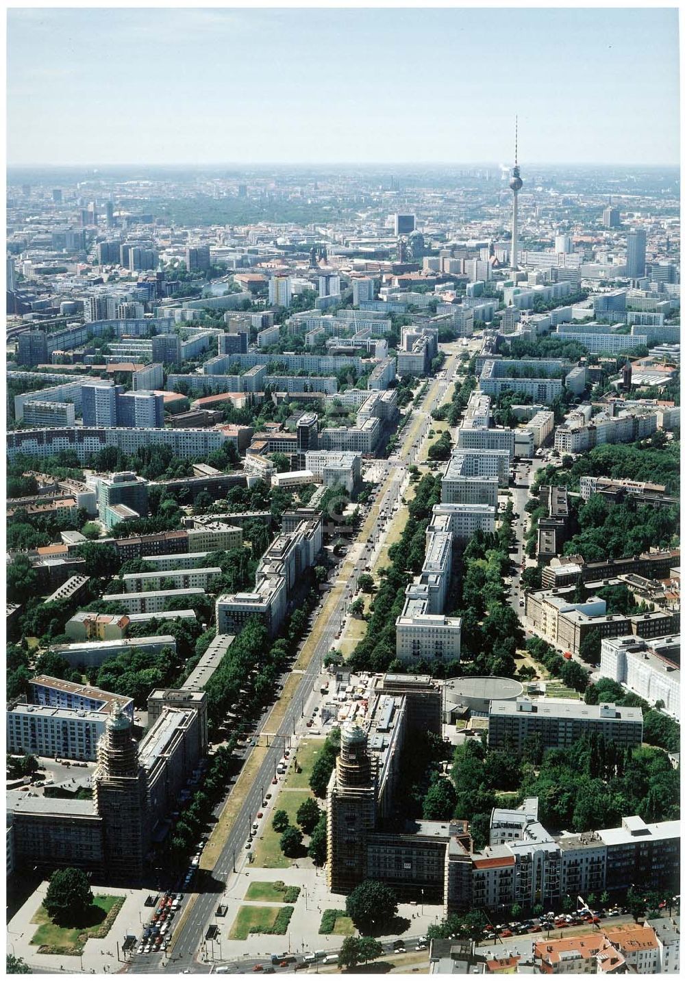 Berlin - Friedrichshain from the bird's eye view: Blick auf den Wohnbereich am Frankfurter Tor / Karl-Marx-Allee mit den beiden in Rekonstruktion befindlichen Wohnhaustürmen des Architekten Henselmann.