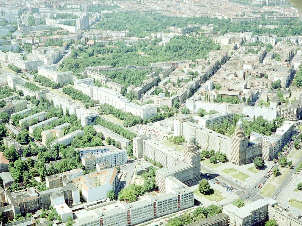 Aerial image Berlin - Friedrichshain - Blick auf den Wohnbereich am Frankfurter Tor / Karl-Marx-Allee mit den beiden in Rekonstruktion befindlichen Wohnhaustürmen des Architekten Henselmann.