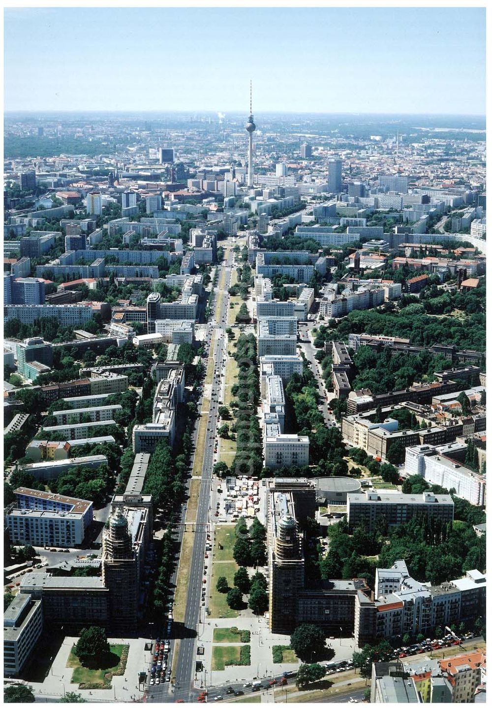 Berlin - Friedrichshain from above - Blick auf den Wohnbereich am Frankfurter Tor / Karl-Marx-Allee mit den beiden in Rekonstruktion befindlichen Wohnhaustürmen des Architekten Henselmann.