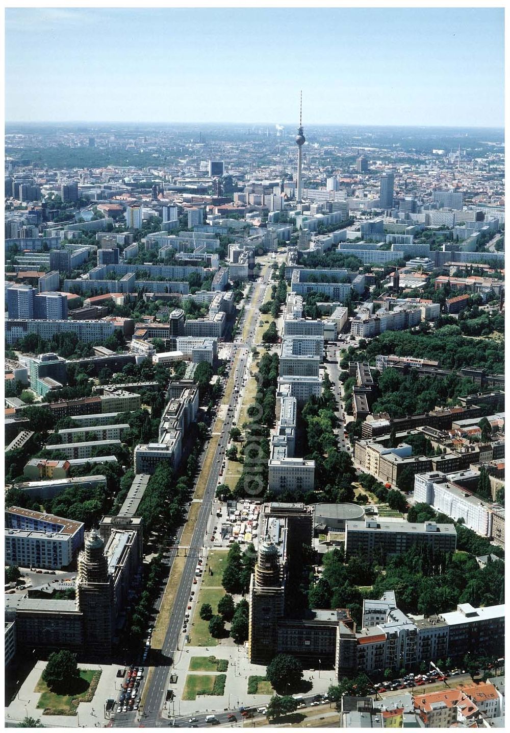 Berlin - Friedrichshain from the bird's eye view: Blick auf den Wohnbereich am Frankfurter Tor / Karl-Marx-Allee mit den beiden in Rekonstruktion befindlichen Wohnhaustürmen des Architekten Henselmann.