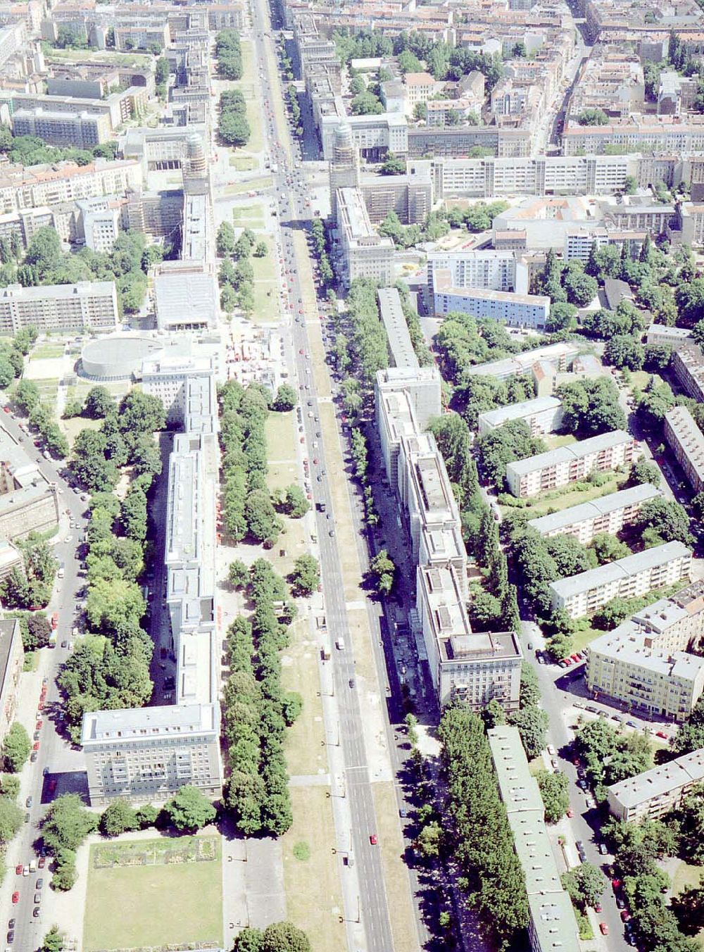 Aerial image Berlin - Friedrichshain - Blick auf den Wohnbereich am Frankfurter Tor / Karl-Marx-Allee mit den beiden in Rekonstruktion befindlichen Wohnhaustürmen des Architekten Henselmann.