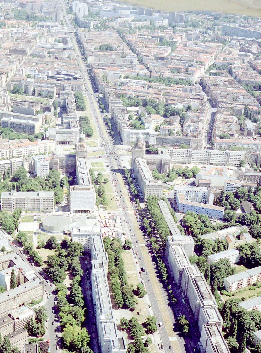 Aerial photograph Berlin - Friedrichshain - Blick auf den Wohnbereich am Frankfurter Tor / Karl-Marx-Allee mit den beiden in Rekonstruktion befindlichen Wohnhaustürmen des Architekten Henselmann.