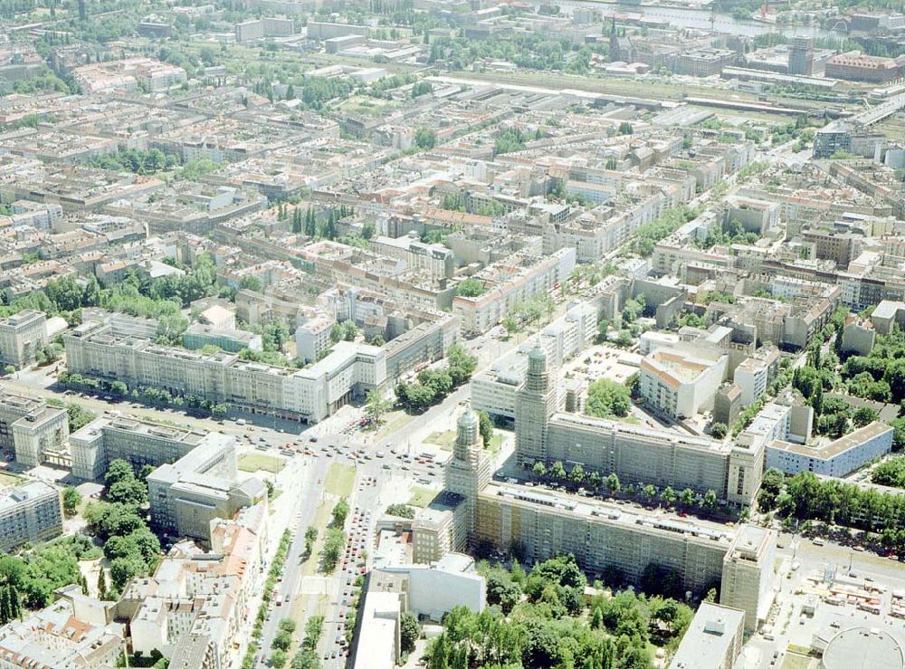 Berlin - Friedrichshain from above - Blick auf den Wohnbereich am Frankfurter Tor / Karl-Marx-Allee mit den beiden in Rekonstruktion befindlichen Wohnhaustürmen des Architekten Henselmann.