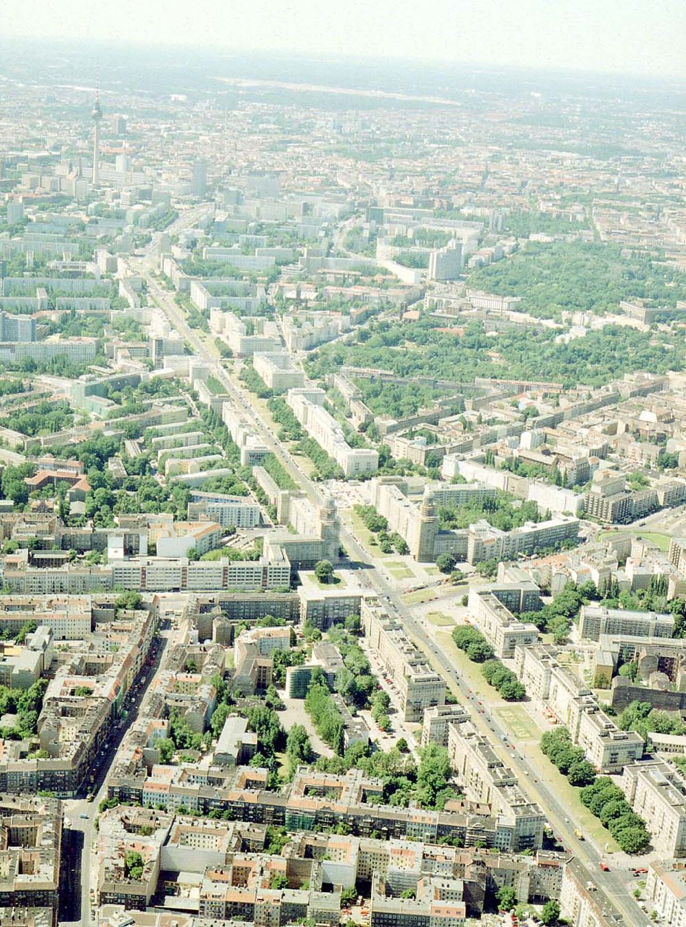 Aerial image Berlin - Friedrichshain - Blick auf den Wohnbereich am Frankfurter Tor / Karl-Marx-Allee mit den beiden in Rekonstruktion befindlichen Wohnhaustürmen des Architekten Henselmann.