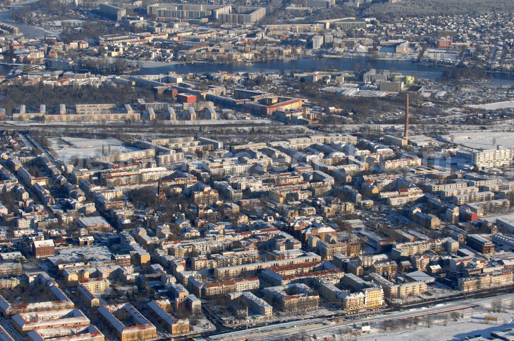 Aerial photograph Berlin - Blick auf das winterlich verschneite Wohngebiet am Adlergestell / Glienicker Weg in Berlin-Adlershof, im Hintergrund der Spreeverlauf an der Köpenicker Altstadt.