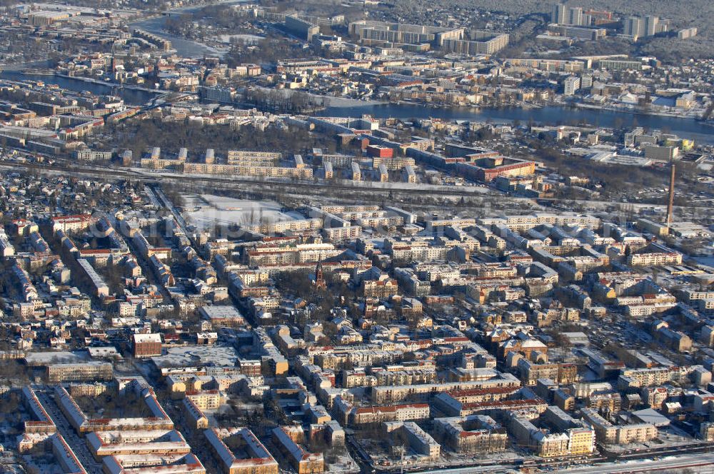 Berlin from above - Blick auf das winterlich verschneite Wohngebiet am Adlergestell / Glienicker Weg in Berlin-Adlershof, im Hintergrund der Spreeverlauf an der Köpenicker Altstadt.