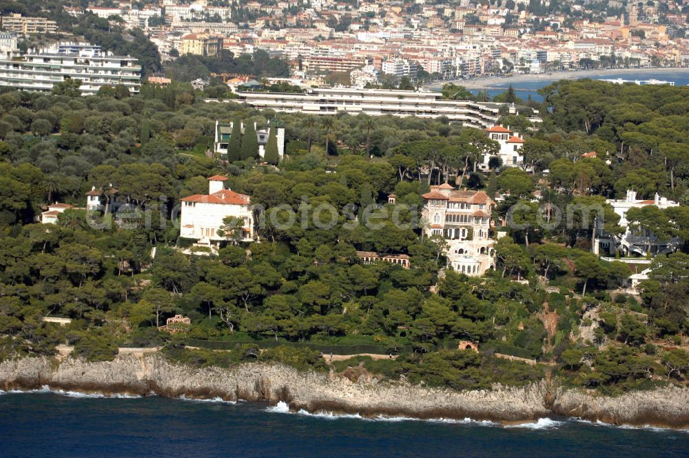 Roquebrune-Cap-Martin from above - Blick auf ein Wohngebiet an der Avenue de l' Impératrice Eugénie im Stadtteil Cap-Martin in Roquebrune-Cap-Martin. Roquebrune-Cap-Martin ist eine französische Gemeinde, die zwischen Monaco und Menton an der Cote d' Azur liegt. Das eigentliche Dorf befindet sich auf einer Höhe von 225 m, vor einer Bergkulisse, die durch den Mont Agel dominiert wird. Ein Teil der Stadtgrenze ist gleichzeitig die Staatsgrenze zum Fürstentum Monaco.