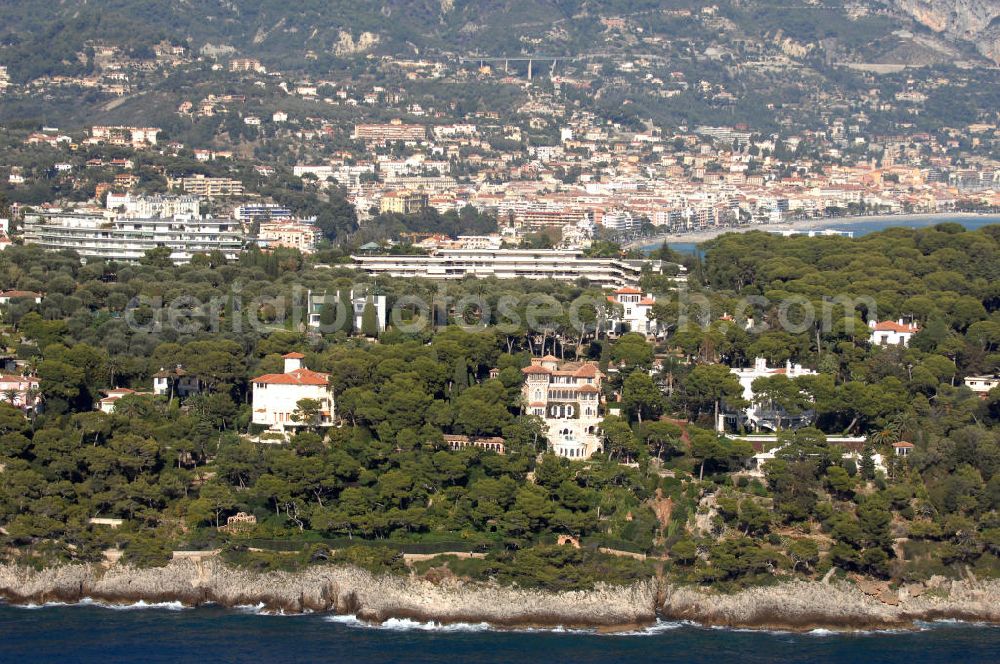 Roquebrune-Cap-Martin from the bird's eye view: Blick auf ein Wohngebiet an der Avenue de l' Impératrice Eugénie im Stadtteil Cap-Martin in Roquebrune-Cap-Martin. Roquebrune-Cap-Martin ist eine französische Gemeinde, die zwischen Monaco und Menton an der Cote d' Azur liegt. Das eigentliche Dorf befindet sich auf einer Höhe von 225 m, vor einer Bergkulisse, die durch den Mont Agel dominiert wird. Ein Teil der Stadtgrenze ist gleichzeitig die Staatsgrenze zum Fürstentum Monaco.