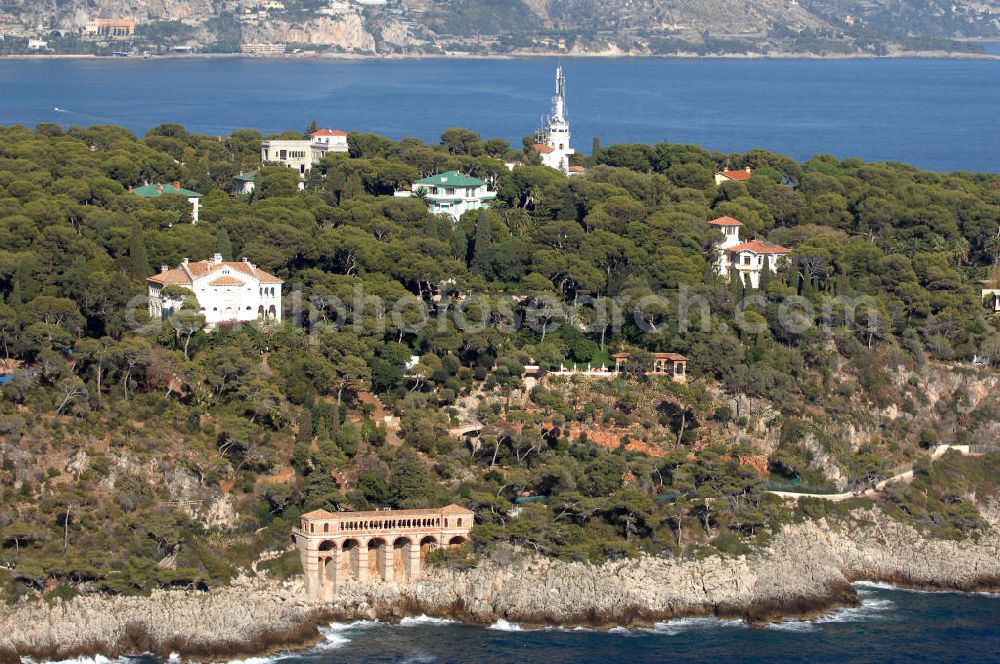 Aerial image Roquebrune-Cap-Martin - Blick auf ein Wohngebiet an der Avenue de l' Impératrice Eugénie im Stadtteil Cap-Martin in Roquebrune-Cap-Martin. Roquebrune-Cap-Martin ist eine französische Gemeinde, die zwischen Monaco und Menton an der Cote d' Azur liegt. Das eigentliche Dorf befindet sich auf einer Höhe von 225 m, vor einer Bergkulisse, die durch den Mont Agel dominiert wird. Ein Teil der Stadtgrenze ist gleichzeitig die Staatsgrenze zum Fürstentum Monaco.