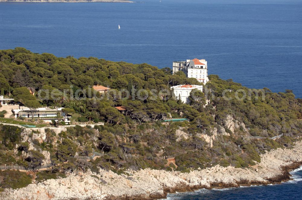 Roquebrune-Cap-Martin from above - Blick auf ein Wohngebiet an der Avenue de l' Impératrice Eugénie im Stadtteil Cap-Martin in Roquebrune-Cap-Martin. Roquebrune-Cap-Martin ist eine französische Gemeinde, die zwischen Monaco und Menton an der Cote d' Azur liegt. Das eigentliche Dorf befindet sich auf einer Höhe von 225 m, vor einer Bergkulisse, die durch den Mont Agel dominiert wird. Ein Teil der Stadtgrenze ist gleichzeitig die Staatsgrenze zum Fürstentum Monaco.