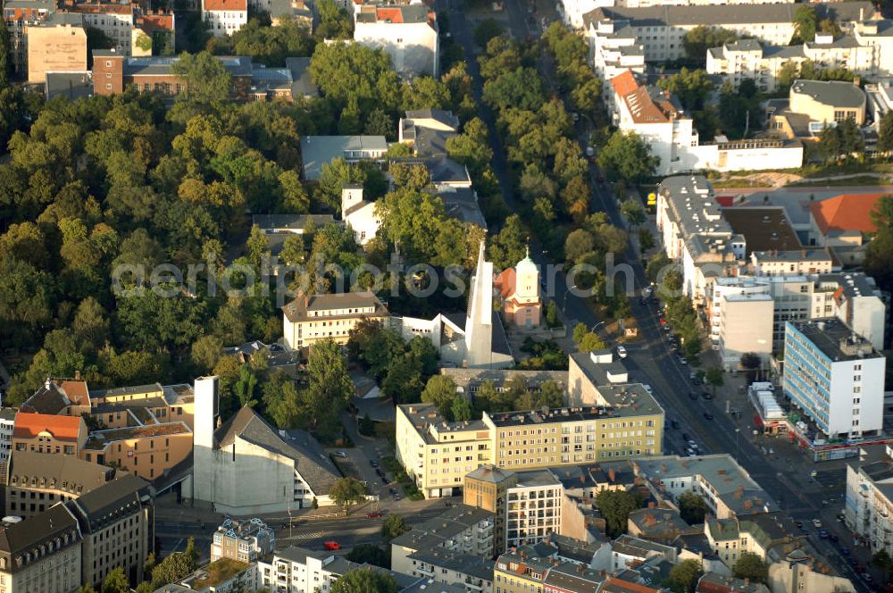 Berlin from the bird's eye view: Blick auf ein Wohngebiet im Berliner Bezirk Tempelhof-Schöneberg. Dieses Bild zeigt die Kreuzung mit der längs verlaufenden Hauptstraße und der quer verlaufenden Dominicusstraße in Schöneberg. Rechts im Bild ist ein Markt der Lidl Stiftung & Co. KG zu sehen. Kontakt: