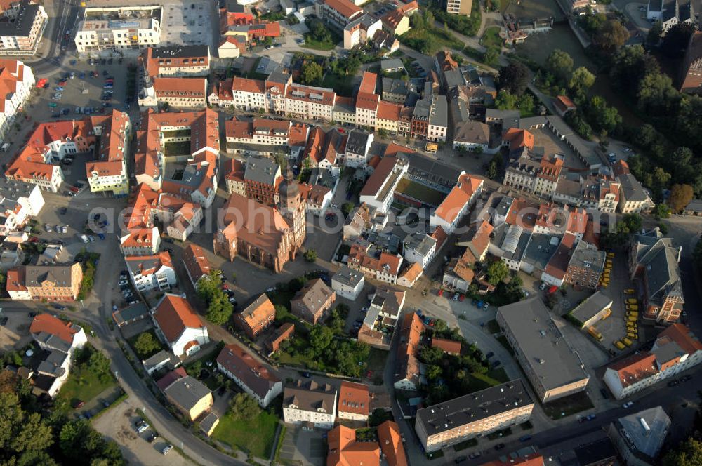 SPREMBERG from the bird's eye view: Blick auf das Wohngebiet an der Langen Straße und Am Markt mit der Kreuzkirche. Spremberg ist eine Stadt im brandenburgischen Landkreis Spree-Neiße. Nach bisher bekannten Quellen wurde Spremberg erstmals 1301 erwähnt. Spremberg liegt an der Spree, dadurch lässt sich auch der Name ableiten: aus „Spree am Berg“ wurde Spremberg. Für die Evangelische Kreuzkirche, eine spätgotische dreischiffige Backstein-Hallenkirche, wird als Baujahr 1509 angenommen. Diese Annahme beruht auf die in einem Pfeiler der Apsis eingebrachten Jahreszahl 1509. Die Kreuzkirche ist ein Nachfolgebau, der teilweise auf den Fundamenten einer an dieser Stelle bereits früher vorhandenen Kirche errichtet wurde. Kontakt: Stadtverwaltung Spremberg, Referent des Bürgermeisters, Am Markt 1, 03130 Spremberg, Tel. +49 (0)3563 340 101, e-mail: bm-referent@stadt-spremberg.de; Kontakt Kreuzkirche Spremberg: Kirchplatz 5, 03130 Spremberg, Tel. +49 (0)3563 2032