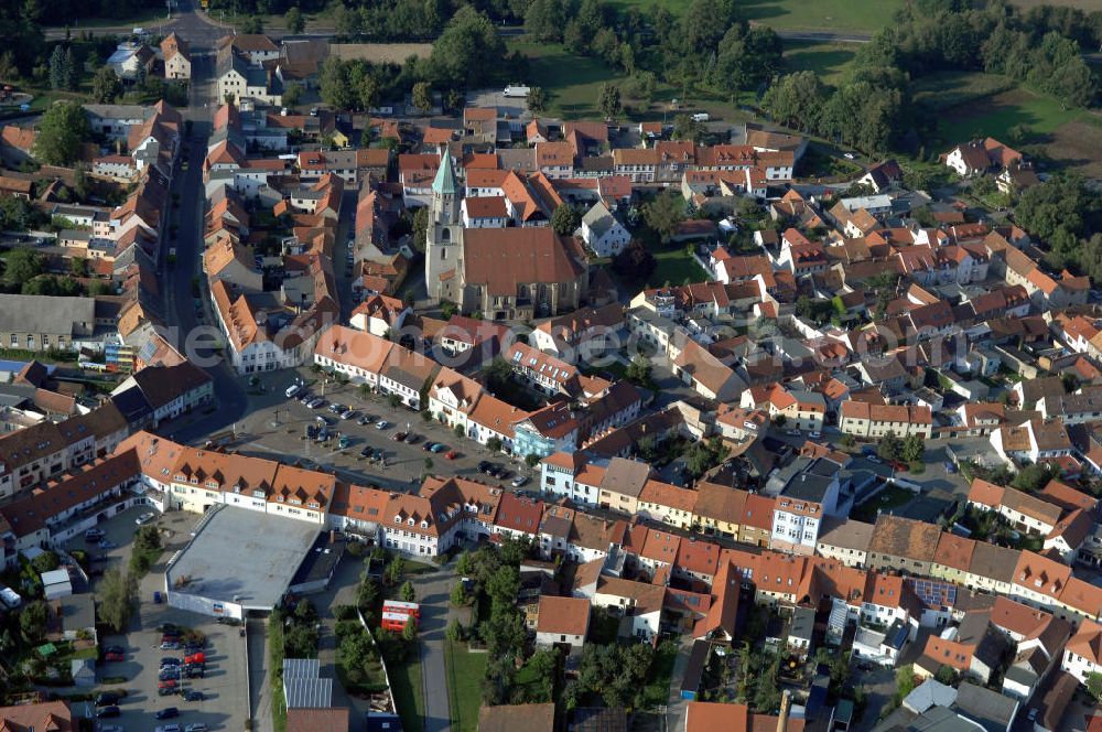 SPREMBERG from the bird's eye view: Blick auf das Wohngebiet an der Langen Straße und Am Markt mit der Kreuzkirche. Spremberg ist eine Stadt im brandenburgischen Landkreis Spree-Neiße. Nach bisher bekannten Quellen wurde Spremberg erstmals 1301 erwähnt. Spremberg liegt an der Spree, dadurch lässt sich auch der Name ableiten: aus „Spree am Berg“ wurde Spremberg. Für die Evangelische Kreuzkirche, eine spätgotische dreischiffige Backstein-Hallenkirche, wird als Baujahr 1509 angenommen. Diese Annahme beruht auf die in einem Pfeiler der Apsis eingebrachten Jahreszahl 1509. Die Kreuzkirche ist ein Nachfolgebau, der teilweise auf den Fundamenten einer an dieser Stelle bereits früher vorhandenen Kirche errichtet wurde. Kontakt: Stadtverwaltung Spremberg, Referent des Bürgermeisters, Am Markt 1, 03130 Spremberg, Tel. +49 (0)3563 340 101, e-mail: bm-referent@stadt-spremberg.de; Kontakt Kreuzkirche Spremberg: Kirchplatz 5, 03130 Spremberg, Tel. +49 (0)3563 2032