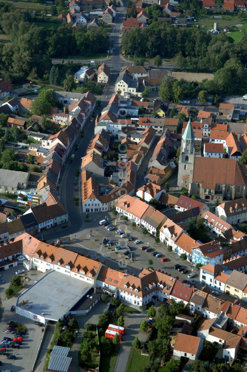 Aerial image SPREMBERG - Blick auf das Wohngebiet an der Langen Straße und Am Markt mit der Kreuzkirche. Spremberg ist eine Stadt im brandenburgischen Landkreis Spree-Neiße. Nach bisher bekannten Quellen wurde Spremberg erstmals 1301 erwähnt. Spremberg liegt an der Spree, dadurch lässt sich auch der Name ableiten: aus „Spree am Berg“ wurde Spremberg. Für die Evangelische Kreuzkirche, eine spätgotische dreischiffige Backstein-Hallenkirche, wird als Baujahr 1509 angenommen. Diese Annahme beruht auf die in einem Pfeiler der Apsis eingebrachten Jahreszahl 1509. Die Kreuzkirche ist ein Nachfolgebau, der teilweise auf den Fundamenten einer an dieser Stelle bereits früher vorhandenen Kirche errichtet wurde. Kontakt: Stadtverwaltung Spremberg, Referent des Bürgermeisters, Am Markt 1, 03130 Spremberg, Tel. +49 (0)3563 340 101, e-mail: bm-referent@stadt-spremberg.de; Kontakt Kreuzkirche Spremberg: Kirchplatz 5, 03130 Spremberg, Tel. +49 (0)3563 2032