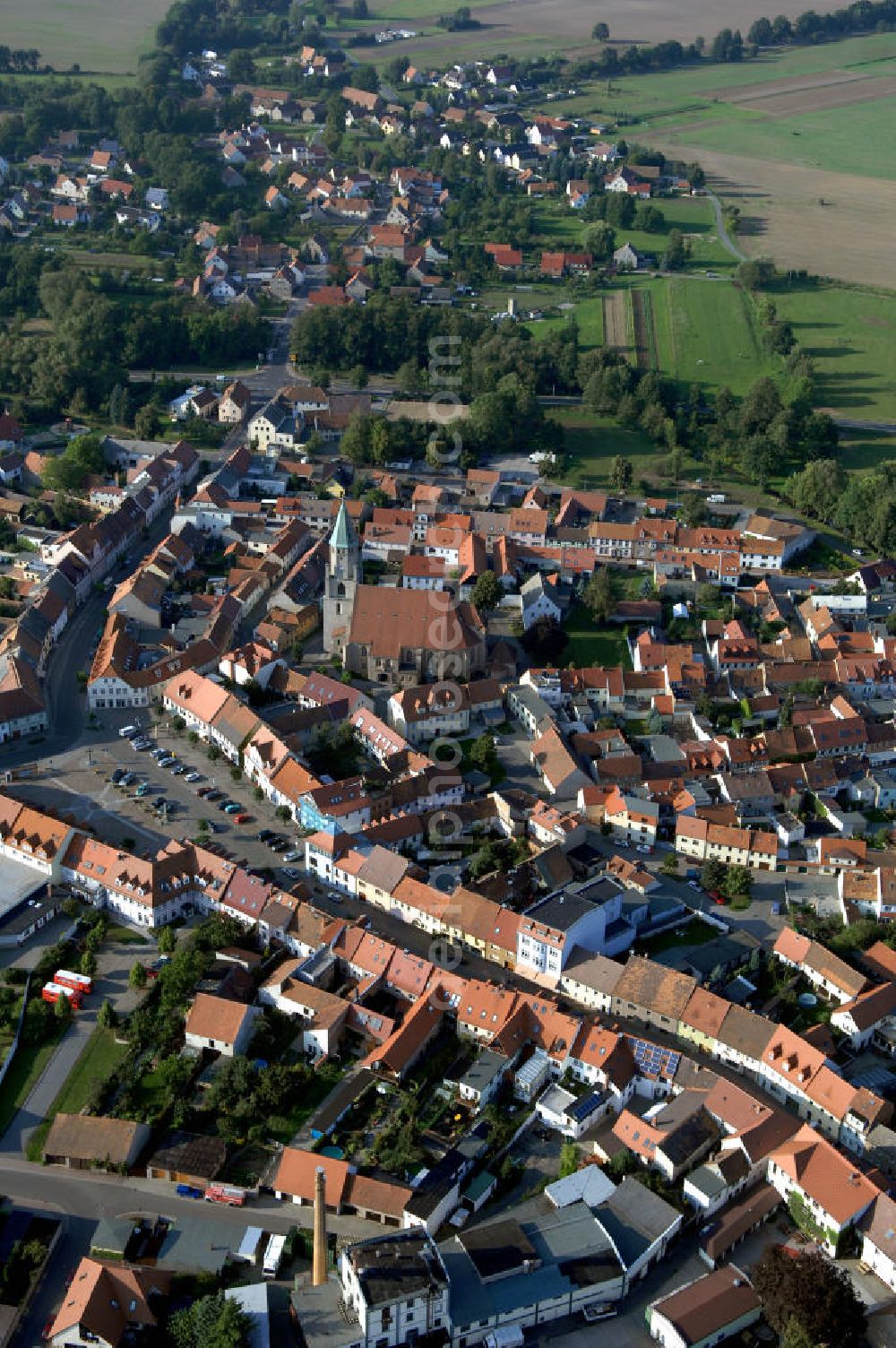 Aerial photograph SPREMBERG - Blick auf das Wohngebiet an der Langen Straße und Am Markt mit der Kreuzkirche. Spremberg ist eine Stadt im brandenburgischen Landkreis Spree-Neiße. Nach bisher bekannten Quellen wurde Spremberg erstmals 1301 erwähnt. Spremberg liegt an der Spree, dadurch lässt sich auch der Name ableiten: aus „Spree am Berg“ wurde Spremberg. Für die Evangelische Kreuzkirche, eine spätgotische dreischiffige Backstein-Hallenkirche, wird als Baujahr 1509 angenommen. Diese Annahme beruht auf die in einem Pfeiler der Apsis eingebrachten Jahreszahl 1509. Die Kreuzkirche ist ein Nachfolgebau, der teilweise auf den Fundamenten einer an dieser Stelle bereits früher vorhandenen Kirche errichtet wurde. Kontakt: Stadtverwaltung Spremberg, Referent des Bürgermeisters, Am Markt 1, 03130 Spremberg, Tel. +49 (0)3563 340 101, e-mail: bm-referent@stadt-spremberg.de; Kontakt Kreuzkirche Spremberg: Kirchplatz 5, 03130 Spremberg, Tel. +49 (0)3563 2032