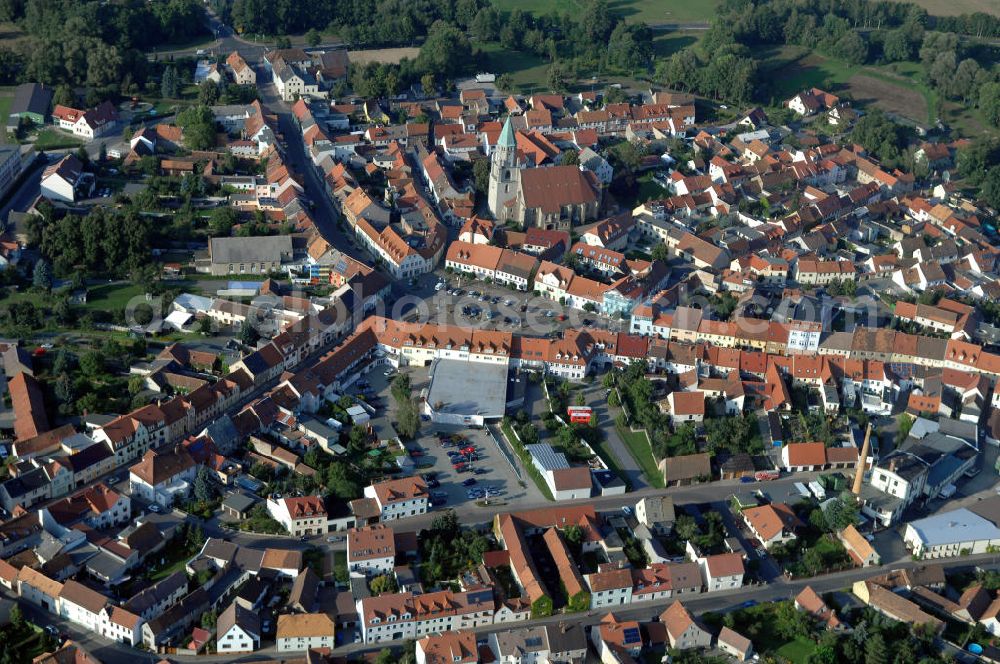 Aerial photograph SPREMBERG - Blick auf das Wohngebiet an der Langen Straße und Am Markt mit der Kreuzkirche. Spremberg ist eine Stadt im brandenburgischen Landkreis Spree-Neiße. Nach bisher bekannten Quellen wurde Spremberg erstmals 1301 erwähnt. Spremberg liegt an der Spree, dadurch lässt sich auch der Name ableiten: aus „Spree am Berg“ wurde Spremberg. Für die Evangelische Kreuzkirche, eine spätgotische dreischiffige Backstein-Hallenkirche, wird als Baujahr 1509 angenommen. Diese Annahme beruht auf die in einem Pfeiler der Apsis eingebrachten Jahreszahl 1509. Die Kreuzkirche ist ein Nachfolgebau, der teilweise auf den Fundamenten einer an dieser Stelle bereits früher vorhandenen Kirche errichtet wurde. Kontakt: Stadtverwaltung Spremberg, Referent des Bürgermeisters, Am Markt 1, 03130 Spremberg, Tel. +49 (0)3563 340 101, e-mail: bm-referent@stadt-spremberg.de; Kontakt Kreuzkirche Spremberg: Kirchplatz 5, 03130 Spremberg, Tel. +49 (0)3563 2032