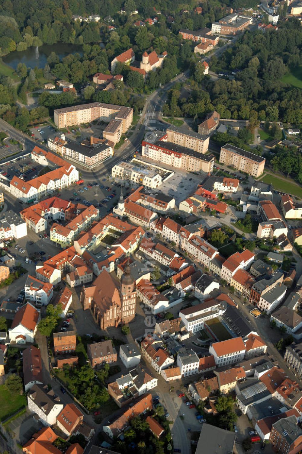 Aerial image SPREMBERG - Blick auf das Wohngebiet an der Langen Straße und Am Markt mit der Kreuzkirche. Spremberg ist eine Stadt im brandenburgischen Landkreis Spree-Neiße. Nach bisher bekannten Quellen wurde Spremberg erstmals 1301 erwähnt. Spremberg liegt an der Spree, dadurch lässt sich auch der Name ableiten: aus „Spree am Berg“ wurde Spremberg. Für die Evangelische Kreuzkirche, eine spätgotische dreischiffige Backstein-Hallenkirche, wird als Baujahr 1509 angenommen. Diese Annahme beruht auf die in einem Pfeiler der Apsis eingebrachten Jahreszahl 1509. Die Kreuzkirche ist ein Nachfolgebau, der teilweise auf den Fundamenten einer an dieser Stelle bereits früher vorhandenen Kirche errichtet wurde. Kontakt: Stadtverwaltung Spremberg, Referent des Bürgermeisters, Am Markt 1, 03130 Spremberg, Tel. +49 (0)3563 340 101, e-mail: bm-referent@stadt-spremberg.de; Kontakt Kreuzkirche Spremberg: Kirchplatz 5, 03130 Spremberg, Tel. +49 (0)3563 2032