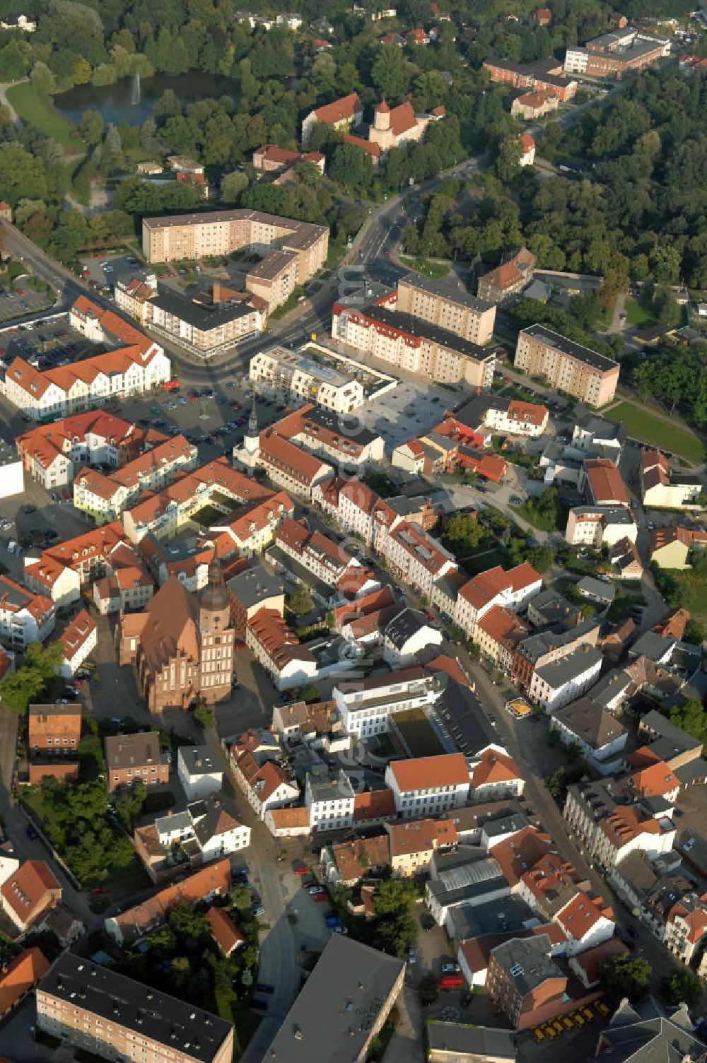 Aerial photograph SPREMBERG - Blick auf das Wohngebiet an der Langen Straße und Am Markt mit der Kreuzkirche. Spremberg ist eine Stadt im brandenburgischen Landkreis Spree-Neiße. Nach bisher bekannten Quellen wurde Spremberg erstmals 1301 erwähnt. Spremberg liegt an der Spree, dadurch lässt sich auch der Name ableiten: aus „Spree am Berg“ wurde Spremberg. Für die Evangelische Kreuzkirche, eine spätgotische dreischiffige Backstein-Hallenkirche, wird als Baujahr 1509 angenommen. Diese Annahme beruht auf die in einem Pfeiler der Apsis eingebrachten Jahreszahl 1509. Die Kreuzkirche ist ein Nachfolgebau, der teilweise auf den Fundamenten einer an dieser Stelle bereits früher vorhandenen Kirche errichtet wurde. Kontakt: Stadtverwaltung Spremberg, Referent des Bürgermeisters, Am Markt 1, 03130 Spremberg, Tel. +49 (0)3563 340 101, e-mail: bm-referent@stadt-spremberg.de; Kontakt Kreuzkirche Spremberg: Kirchplatz 5, 03130 Spremberg, Tel. +49 (0)3563 2032