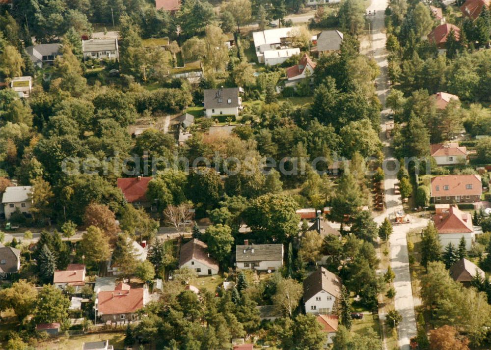 Aerial image Berlin-Mahlsdorf - Blick auf das Wohngebiet an der Mannheimer Straße - Durlacher Straße in Berlin-Mahlsdorf. View of the residential area at the street Mannheimer Strasse - Durlacher Strasse in the district Mahlsdorf.