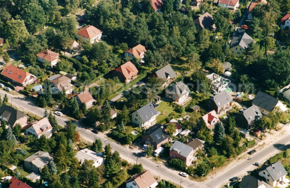 Aerial photograph Berlin-Mahlsdorf - Blick auf das Wohngebiet an der Mannheimer Straße - Durlacher Straße in Berlin-Mahlsdorf. View of the residential area at the street Mannheimer Strasse - Durlacher Strasse in the district Mahlsdorf.